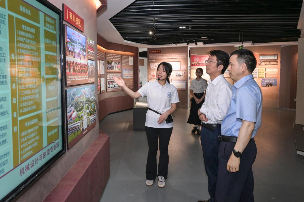 参观校史馆2.jpg